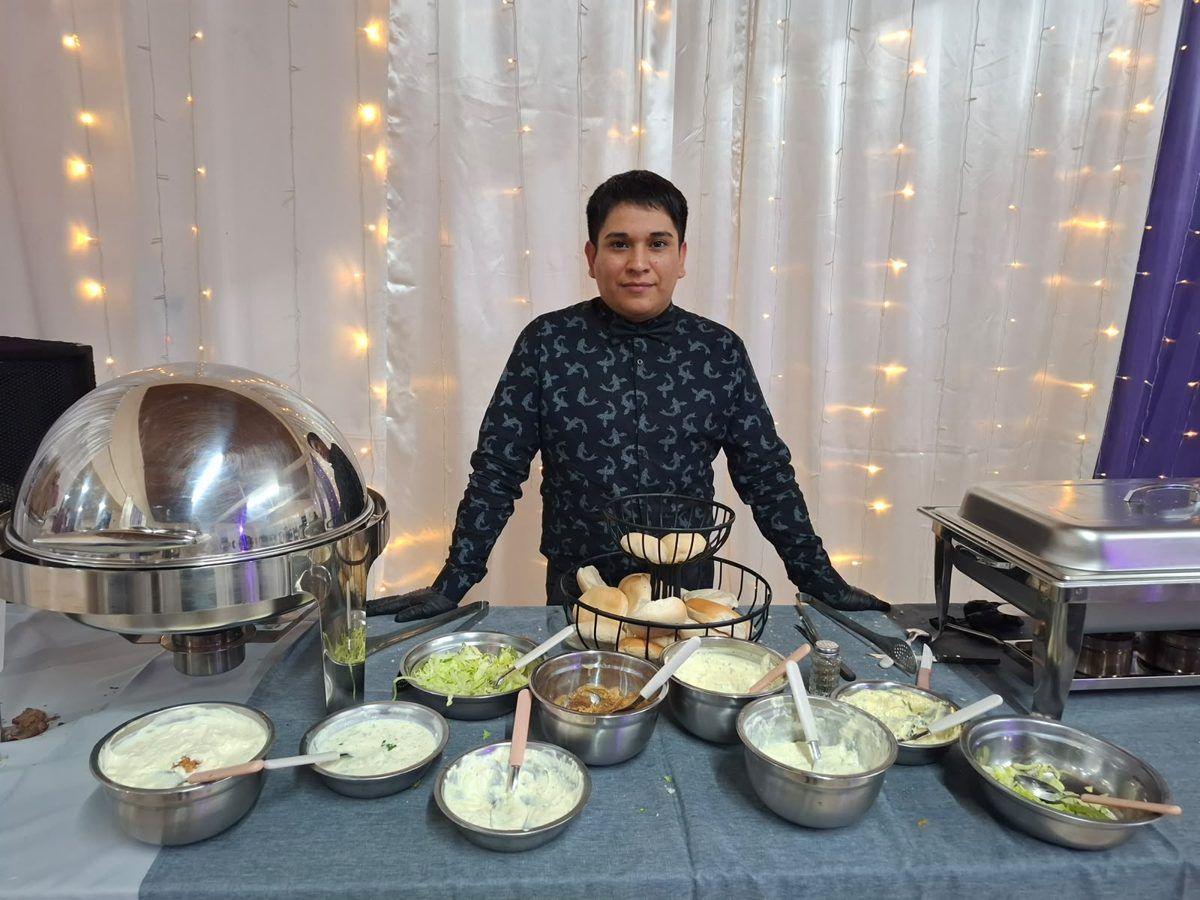 Buffet caliente servido por L y F en un evento