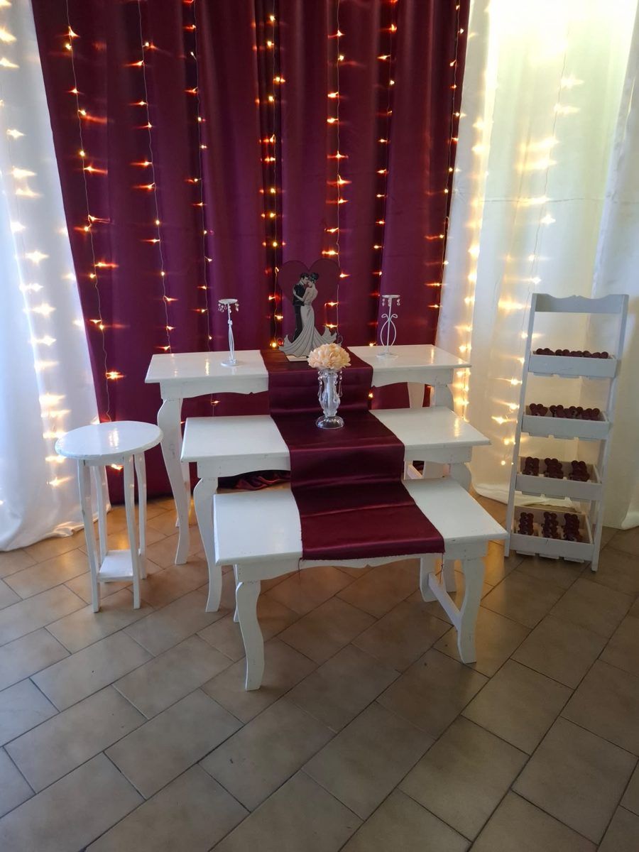 Mantelería y vajilla de L y F en un evento