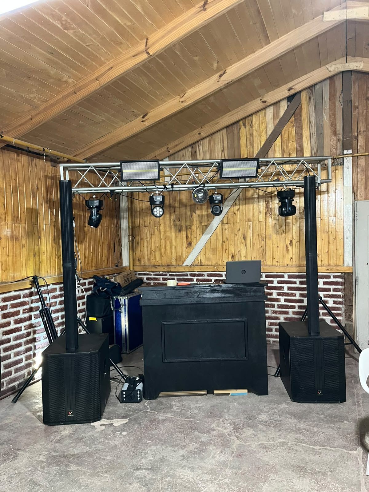 Equipo de sonido e iluminación FKN Producciones armado